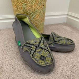 Sanuk Ladies Shoes Size 7! Comfortable slip on.